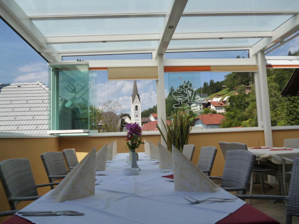 Restaurant - Cafe - Pension Hassler Берг им Драутал Екстериор снимка