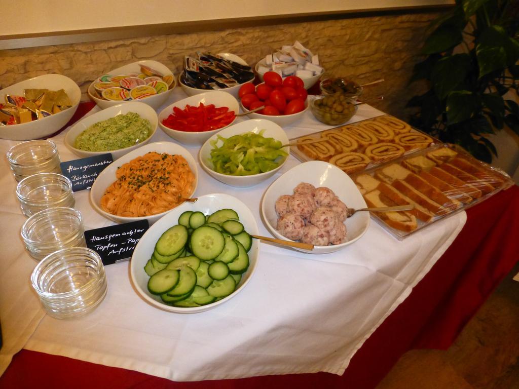Restaurant - Cafe - Pension Hassler Берг им Драутал Екстериор снимка