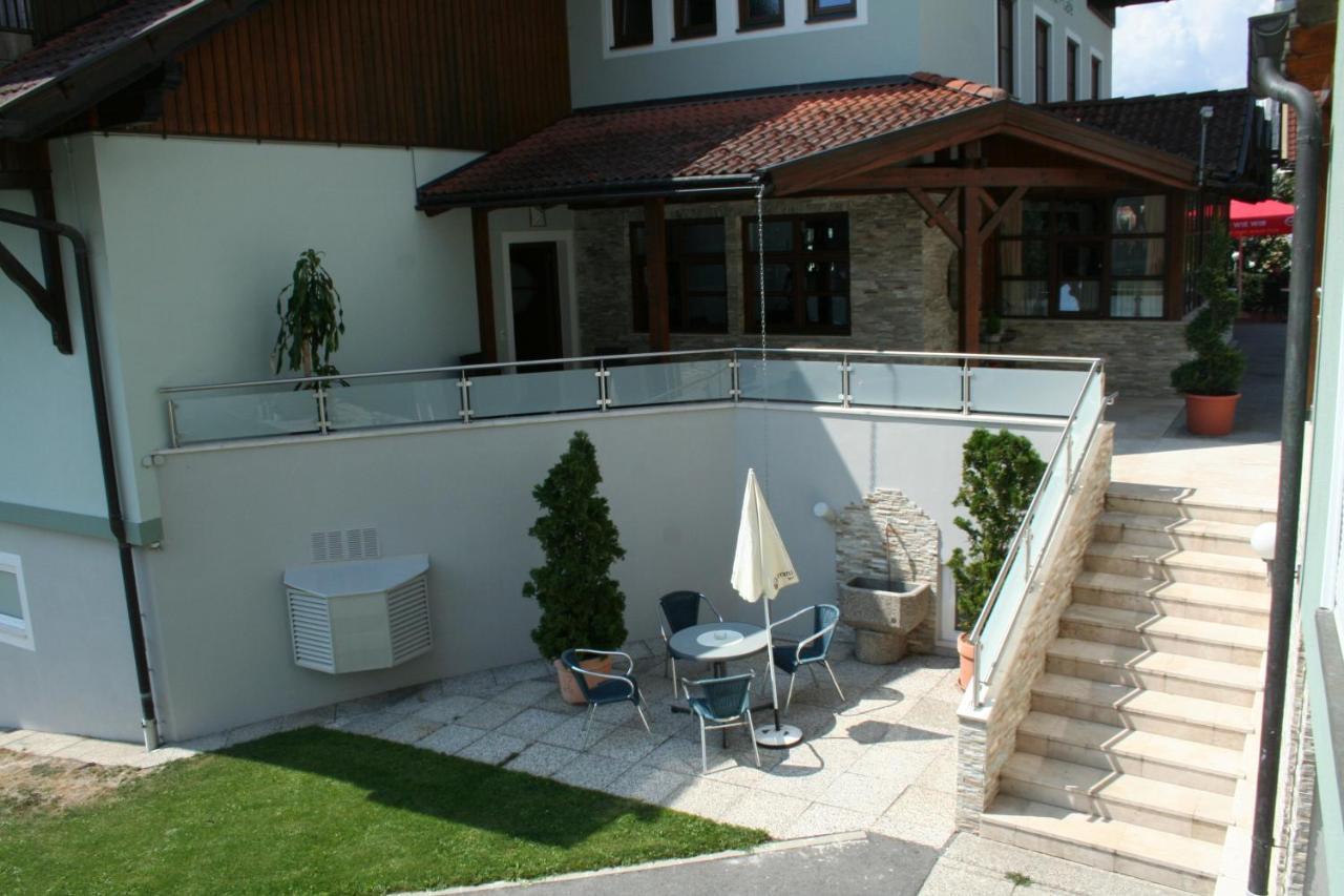 Restaurant - Cafe - Pension Hassler Берг им Драутал Екстериор снимка
